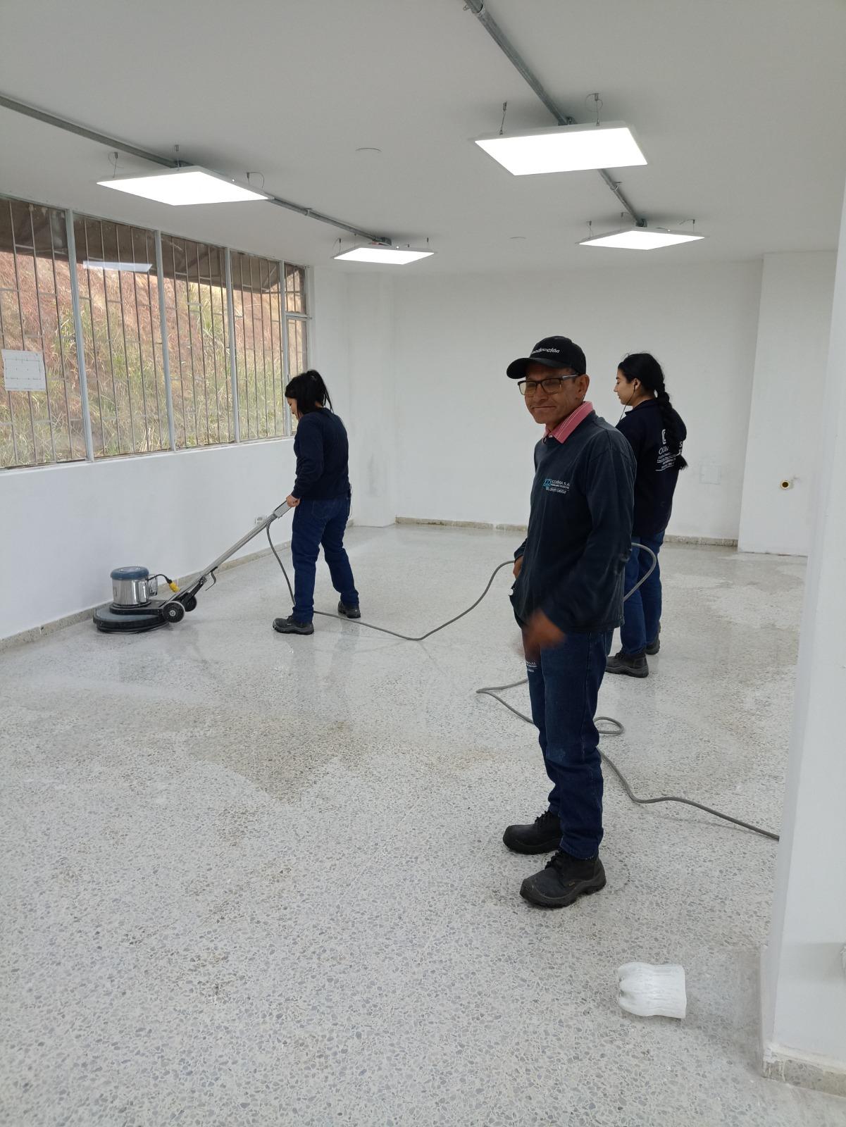 Limpiando pisos